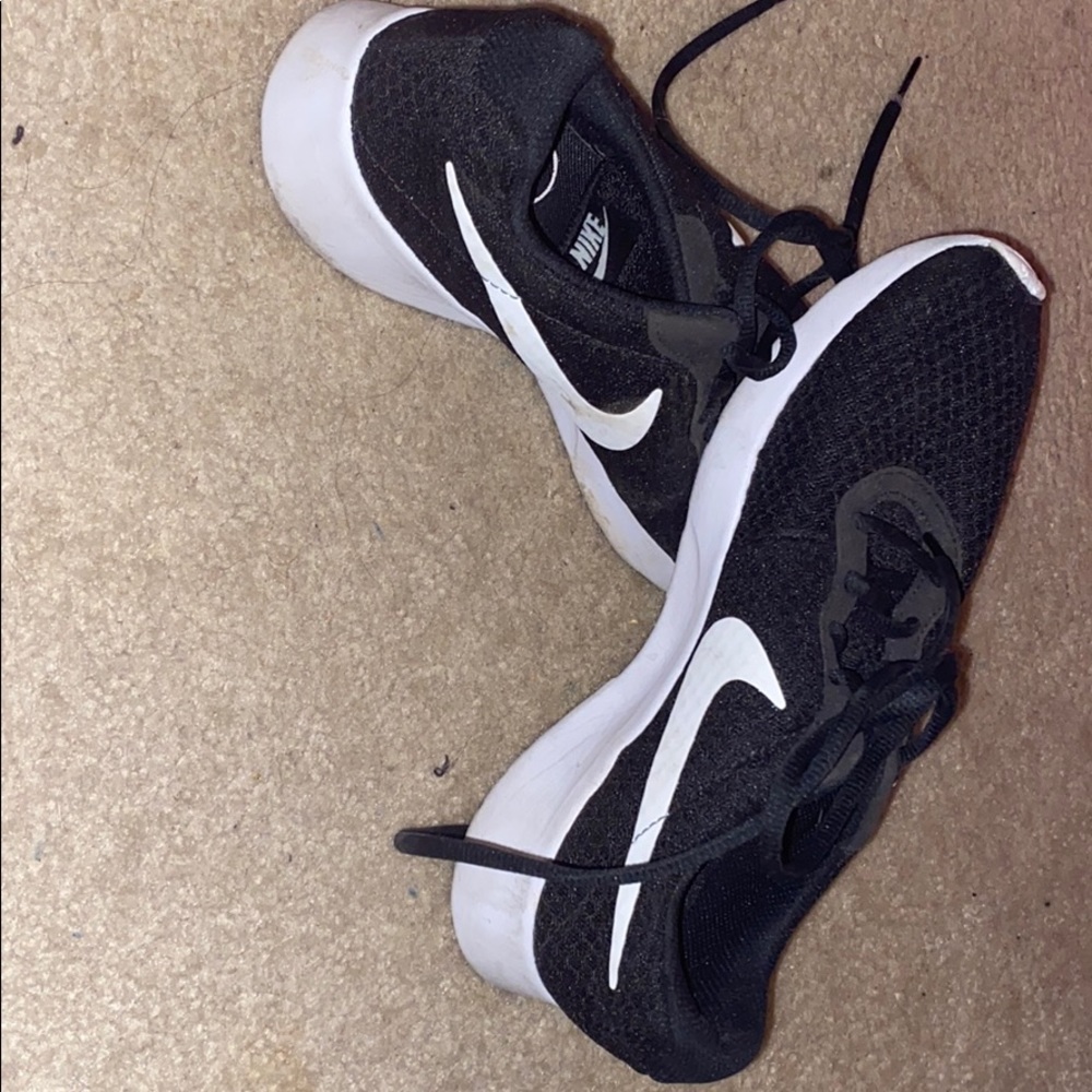 Tennis shoes